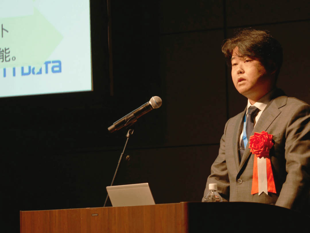 講演中の登壇者の写真