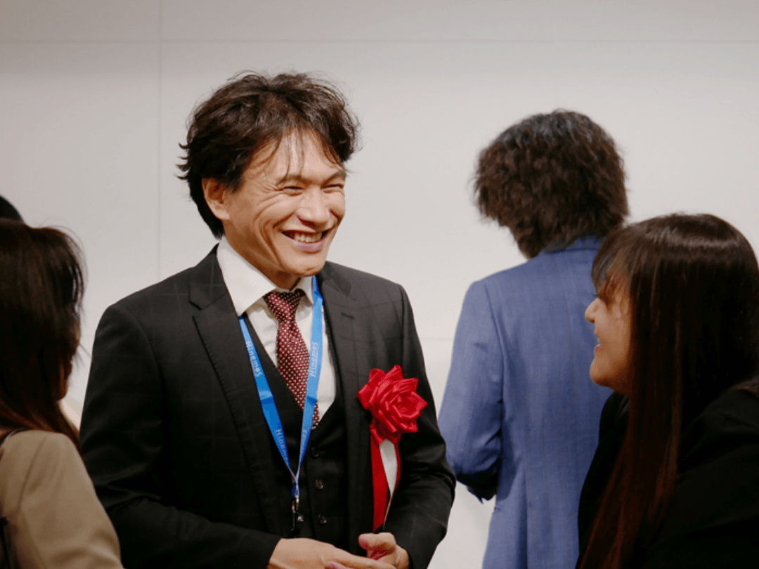 懇親会での講師との交流の様子